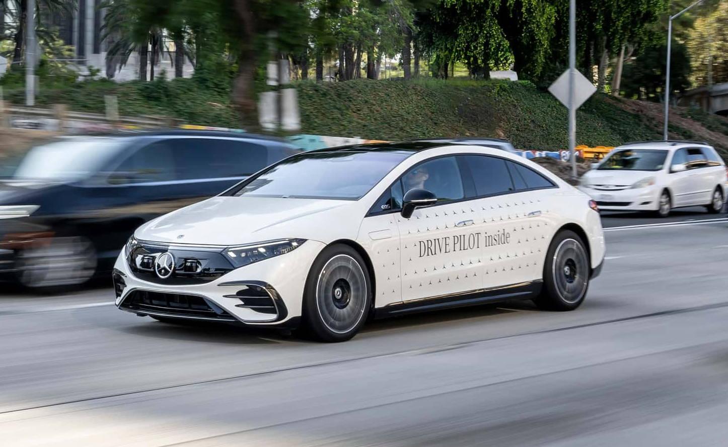 Comment Mercedes a-t-il pu battre Tesla au jeu de la conduite autonome ?