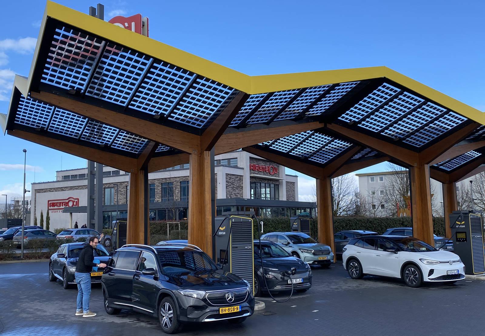 Toussaint : des bouchons sont-ils à prévoir aux bornes de recharge des voitures électriques ?