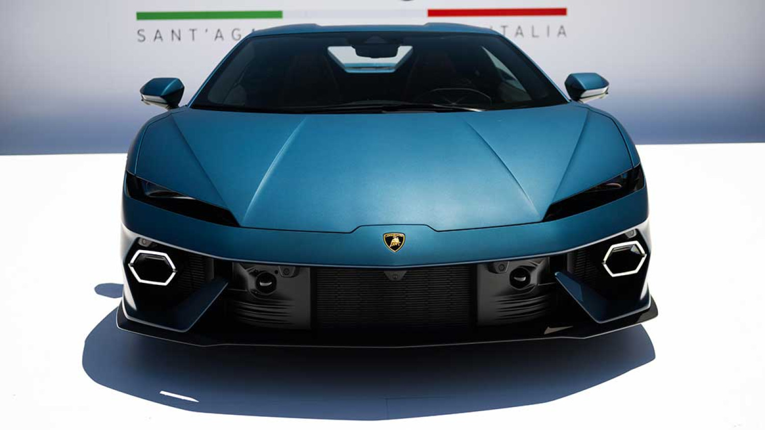 Lamborghini repousse sa première voiture électrique à 202