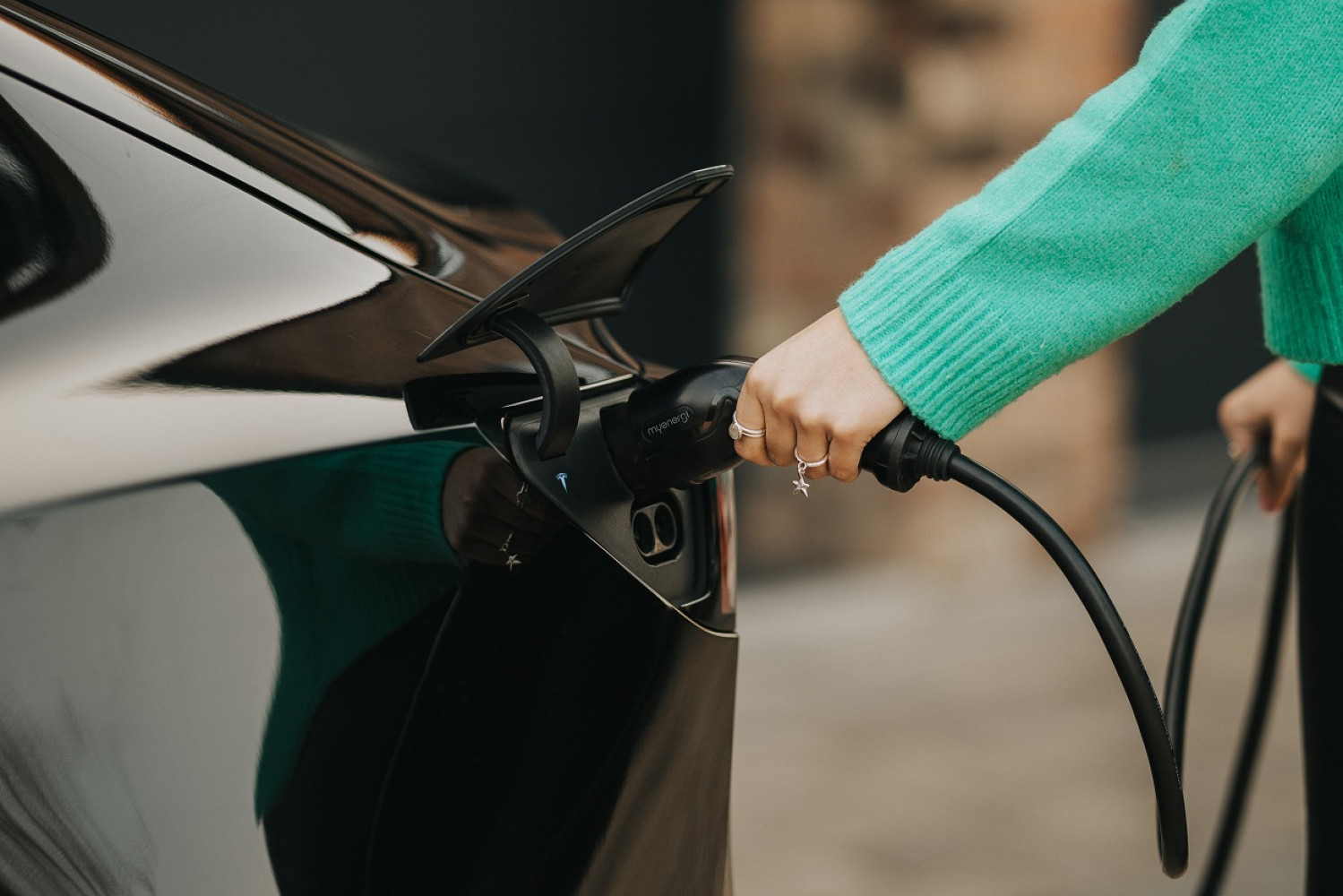 Recharge électrique gratuite au travail : le gouvernement p