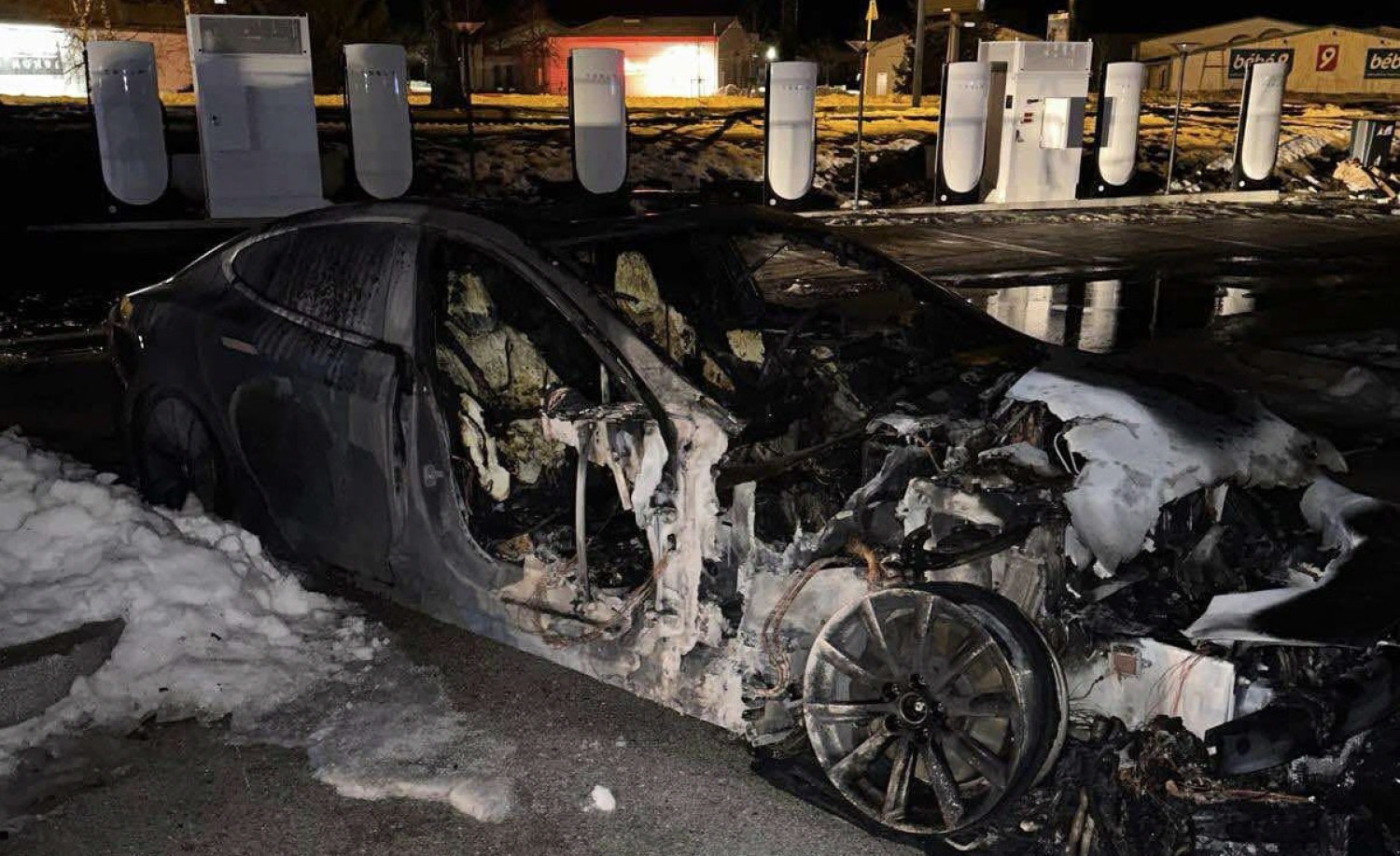 Une Tesla Model S prend feu lors d'une recharge à Pontarlie