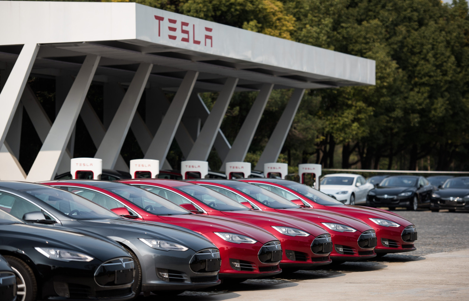 Pourquoi Tesla perd du terrain : Les analystes désorientés