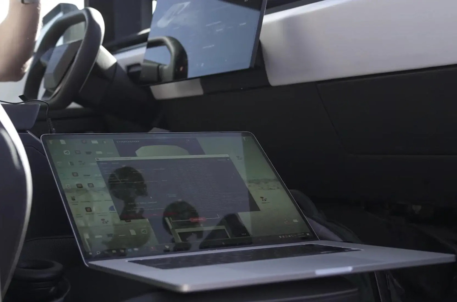 Tesla doit remplacer 4 millions d'ordinateurs de conduite au