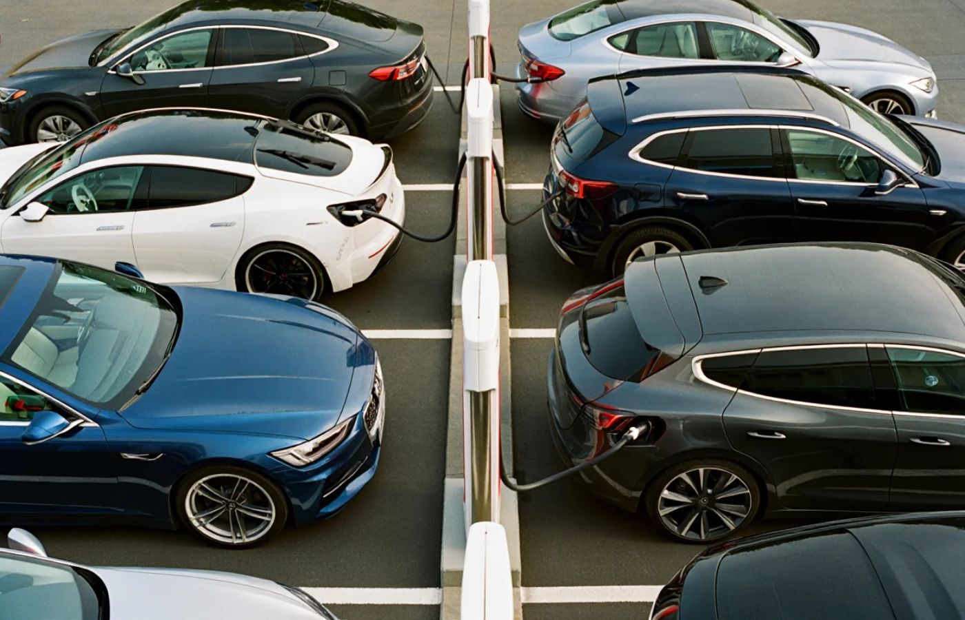 Bornes de recharge : Tesla excelle alors que d'autres réseaux inquiètent