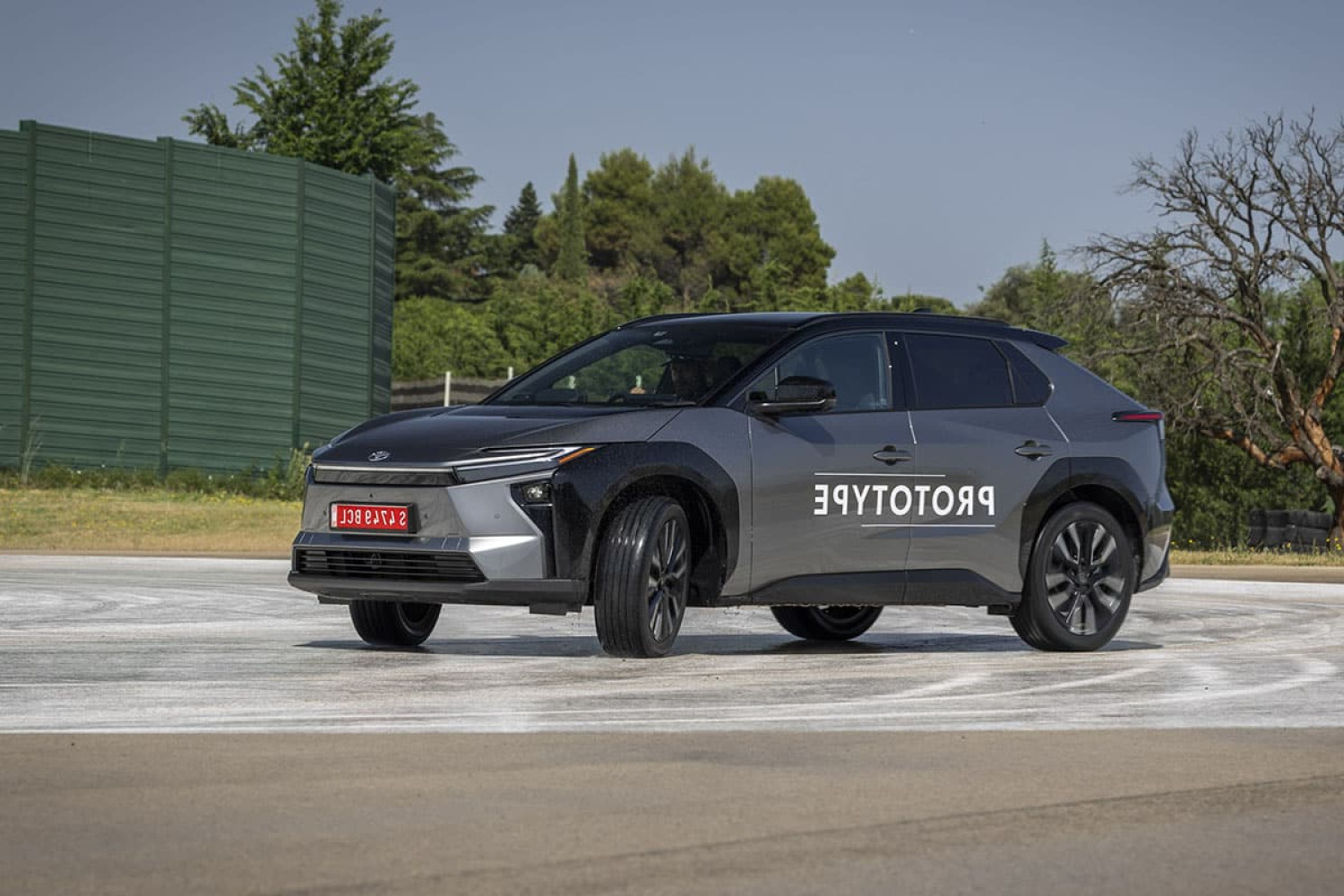 Toyota bZ4X 2025 : le SUV électrique se renouvelle en profo