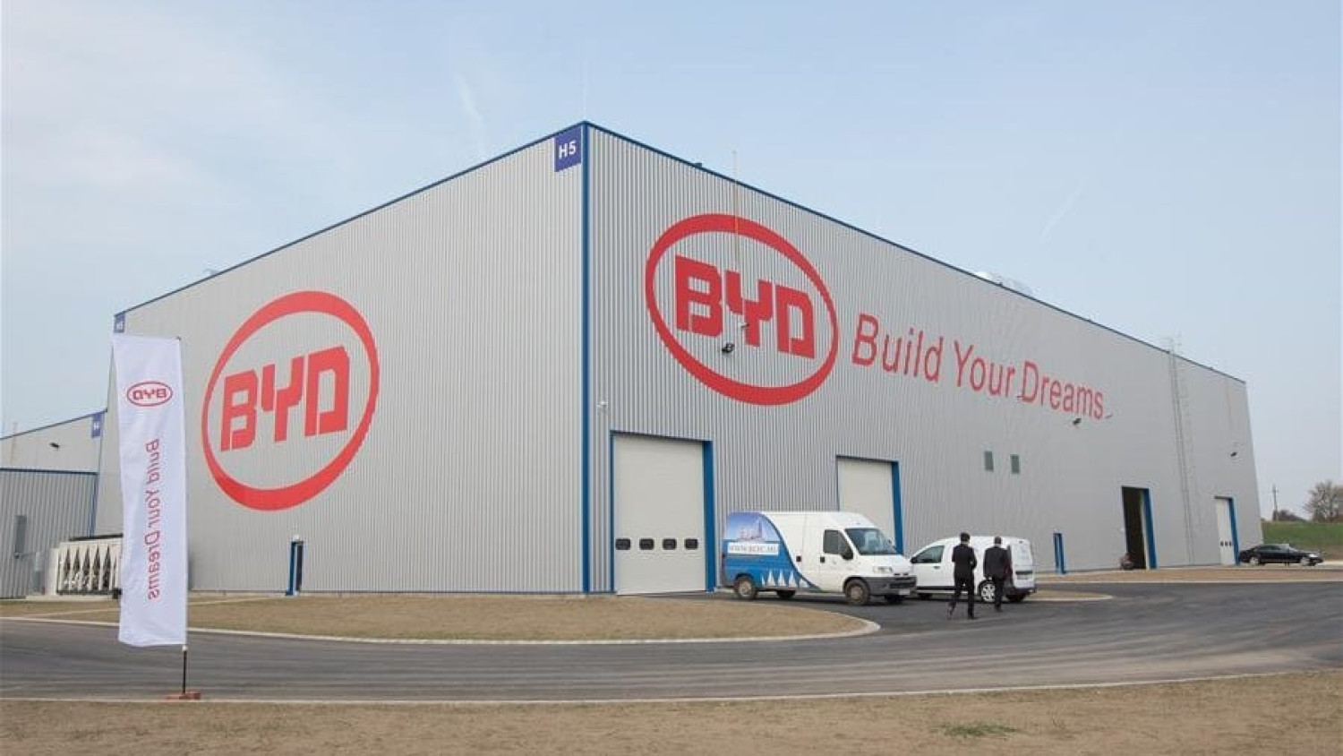 BYD envisage une usine au Canada et l'acquisition d'un const