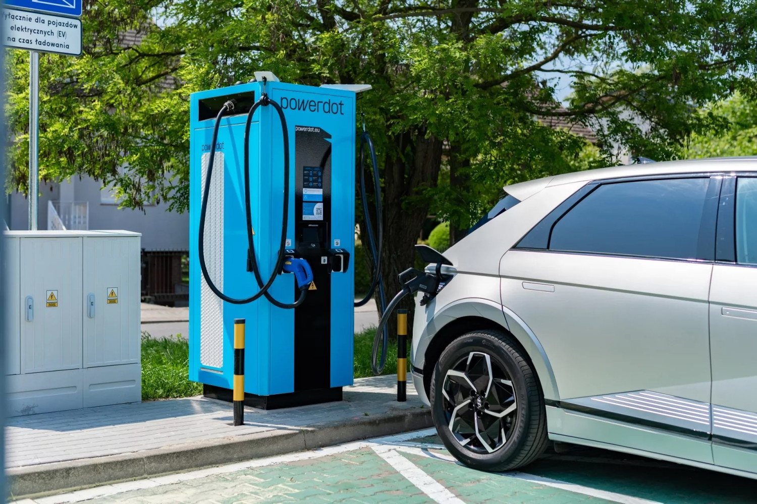 Ces bornes électriques réduisent leur prix de moitié selo