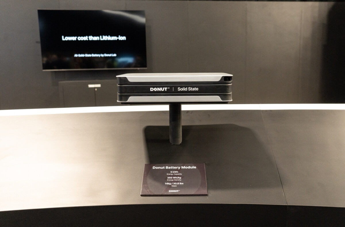 Cette batterie solide conserve 97,7% de sa charge après 10