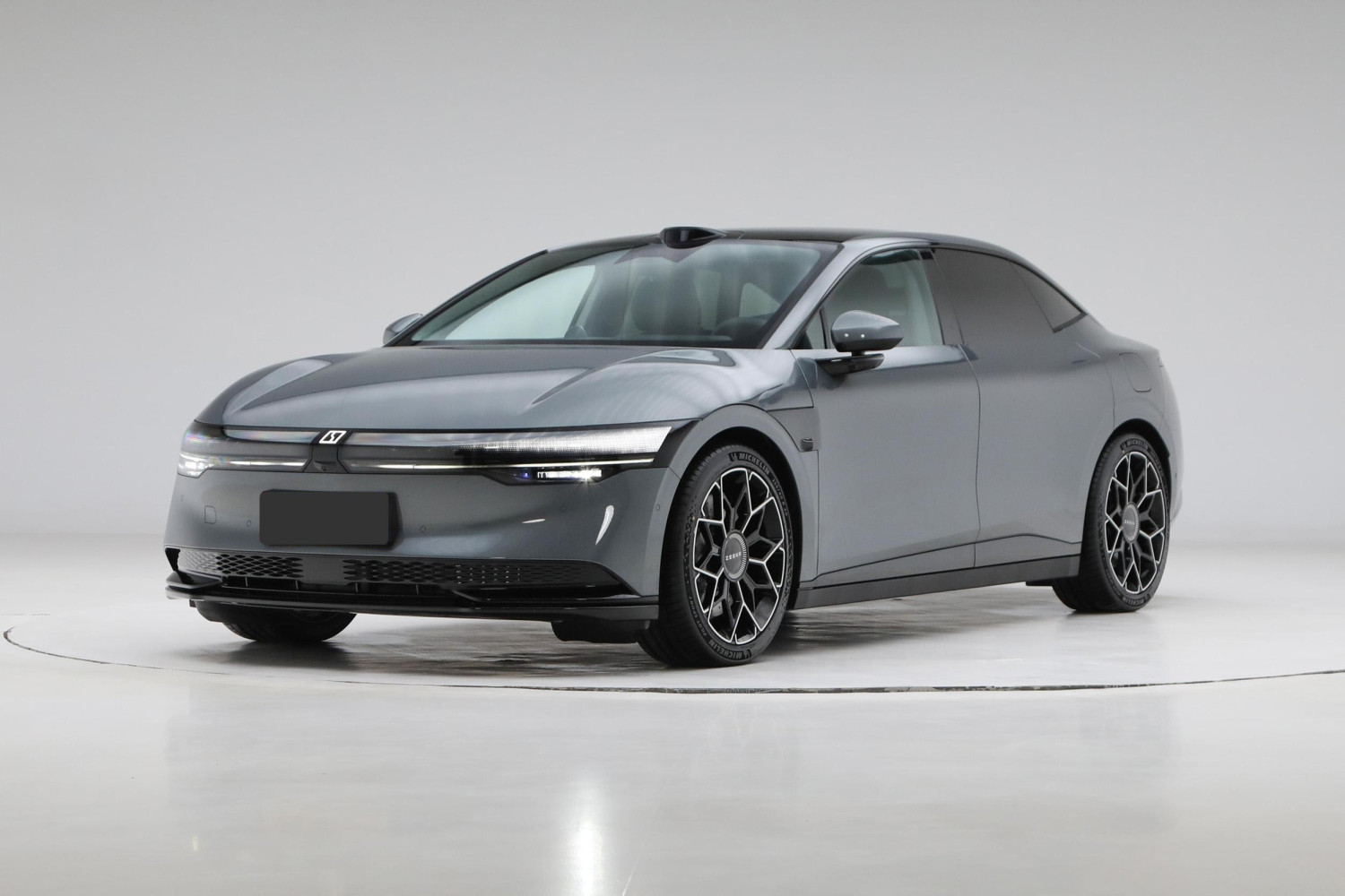 Geely accélère son offensive européenne avec un lancement