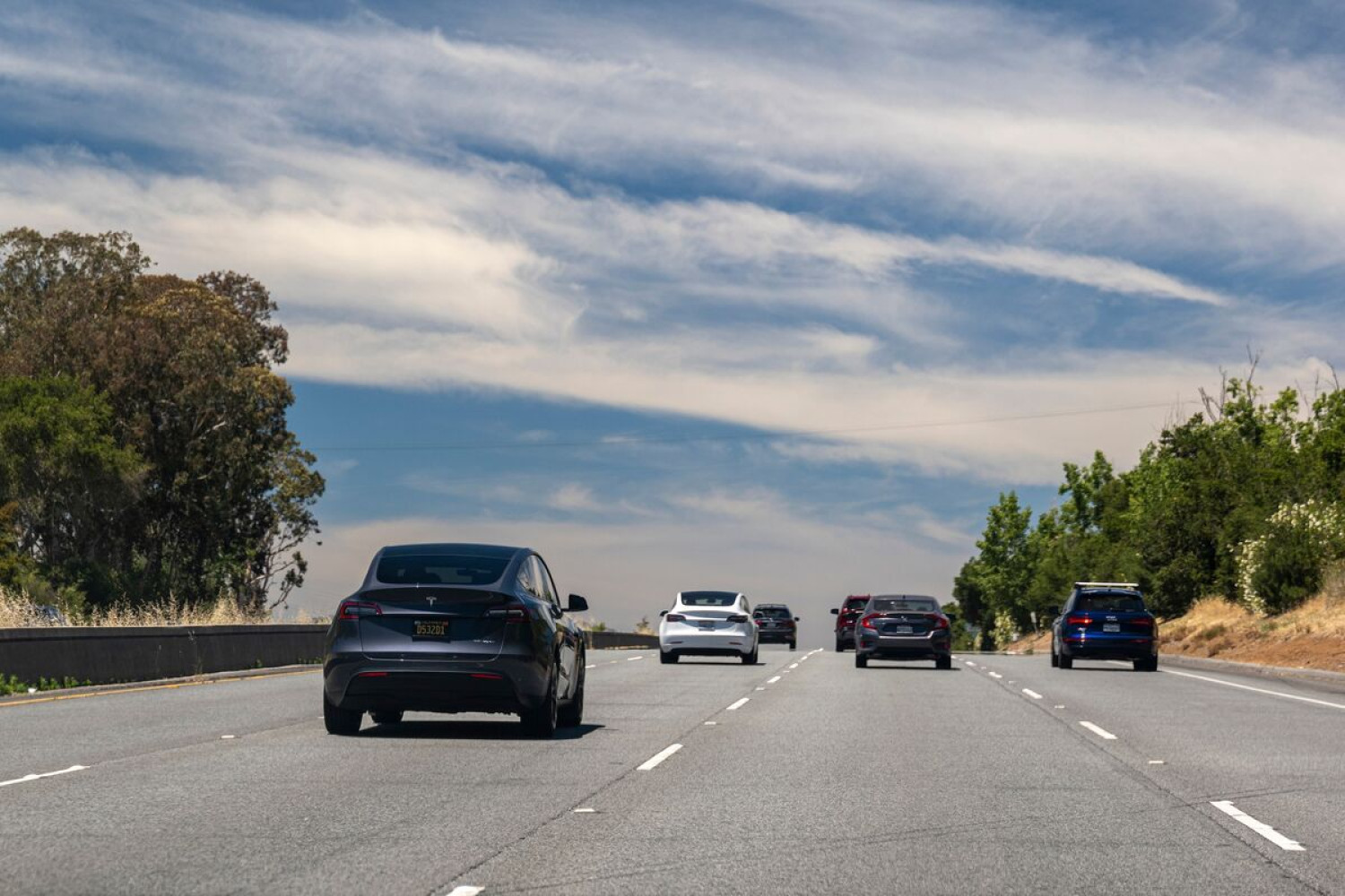 Parcourir de longues distances en voiture électrique : les