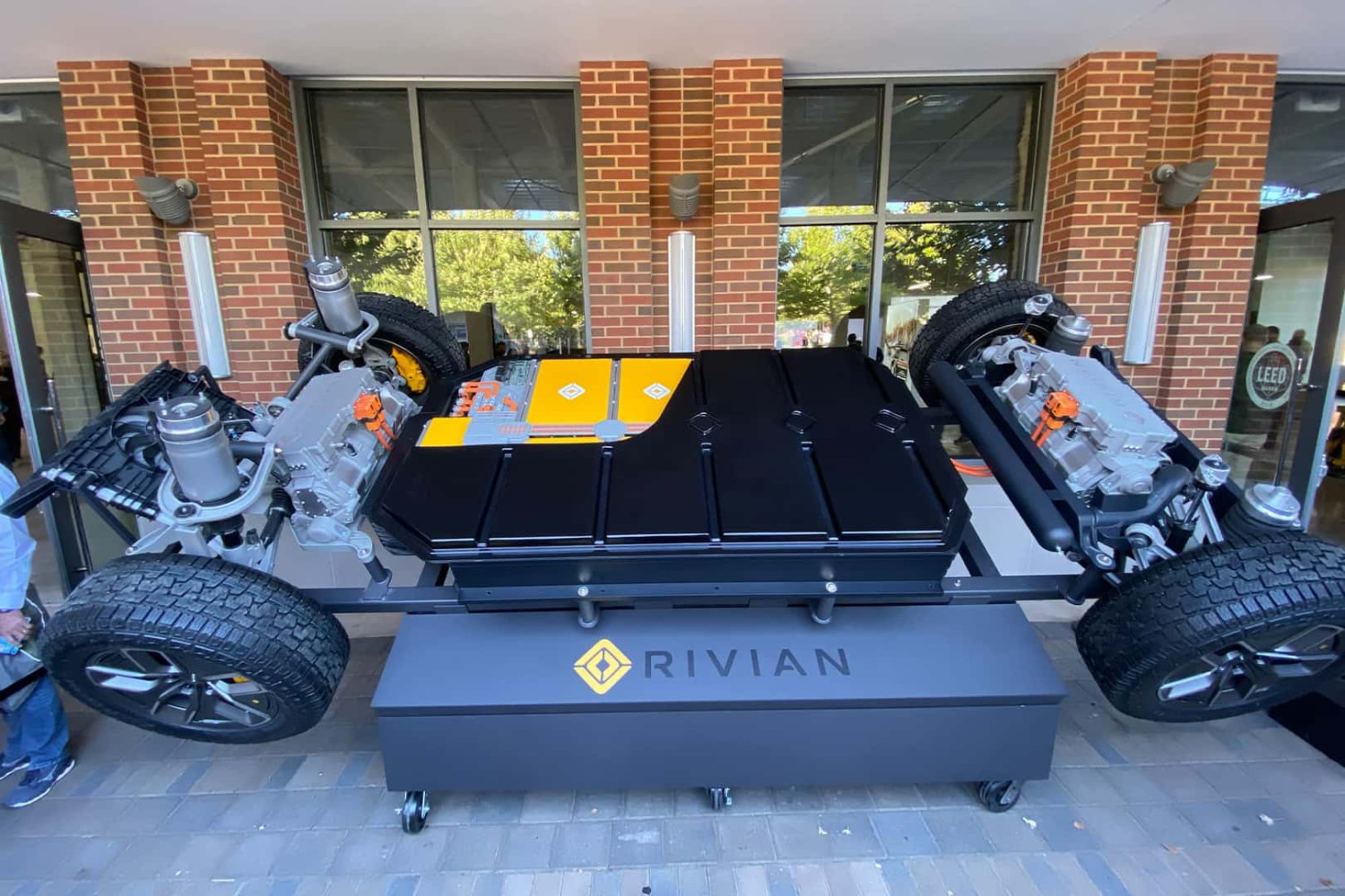 Rivian transforme ses batteries usagées en source d'énergi