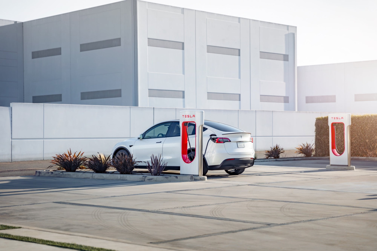 Tesla règle enfin les conflits aux Superchargeurs avec une