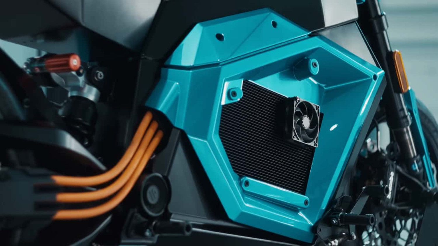 Une moto électrique refroidie par des ventilateurs de PC :
