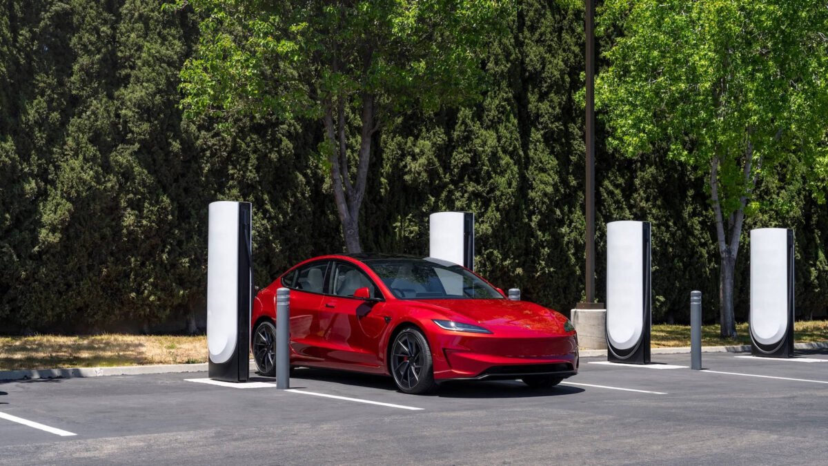 Tesla déploie des stations “pliables” : voici pourquoi ça change tout