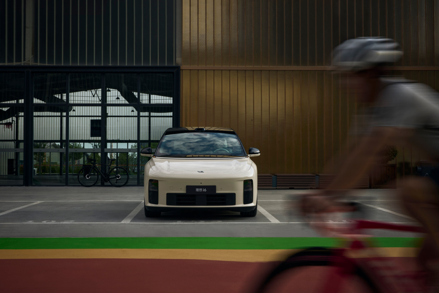 Li Auto i6 en Europe : recharge ultra-rapide et frigo intég