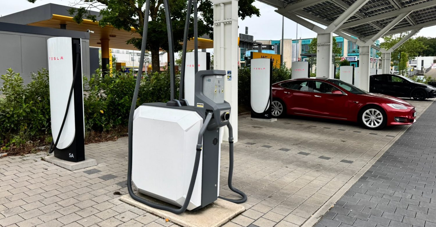 Tesla installe un aspirateur gratuit dans une station Superc