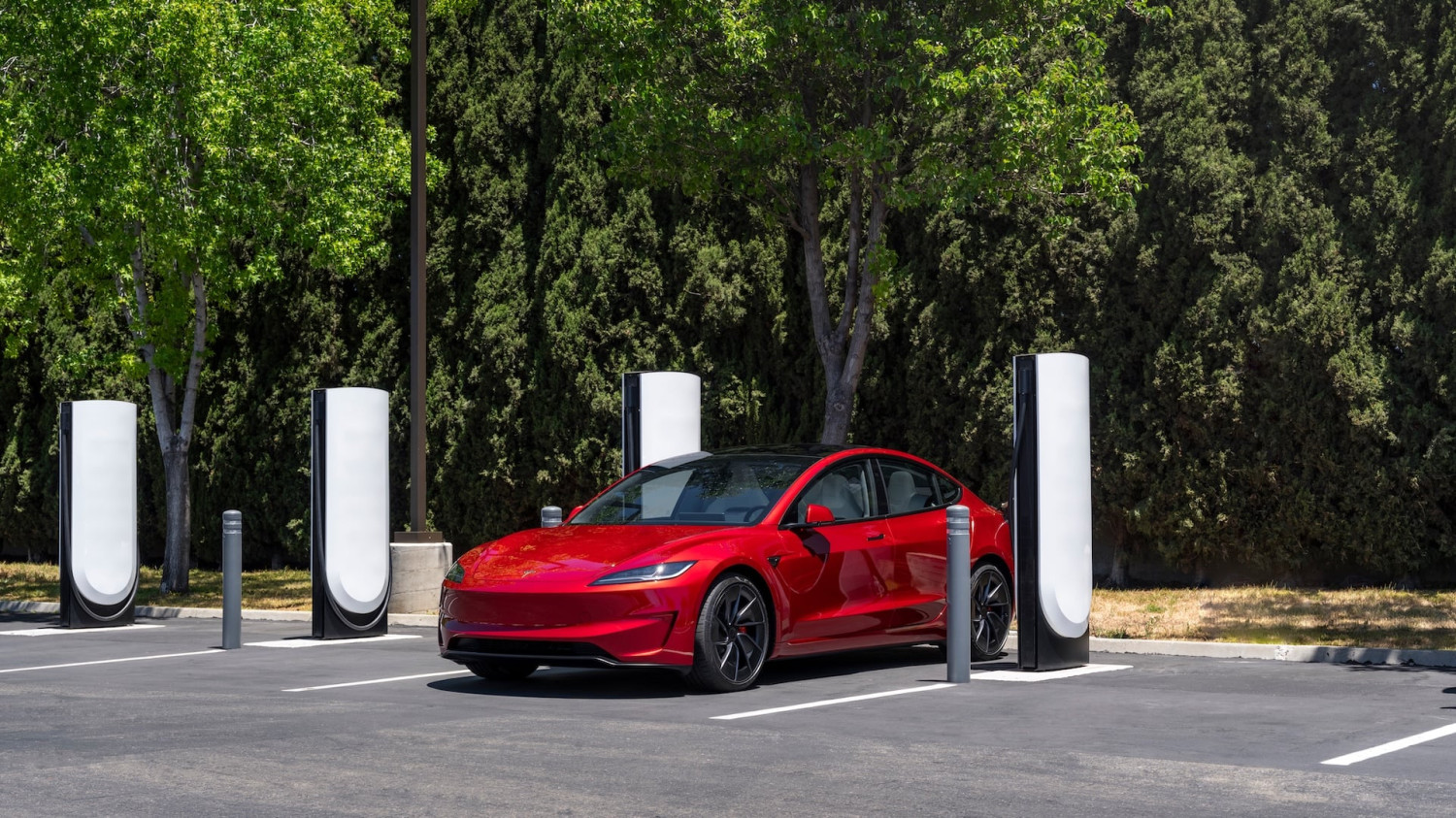 Tesla installe ses premiers Superchargeurs 500 kW en France,