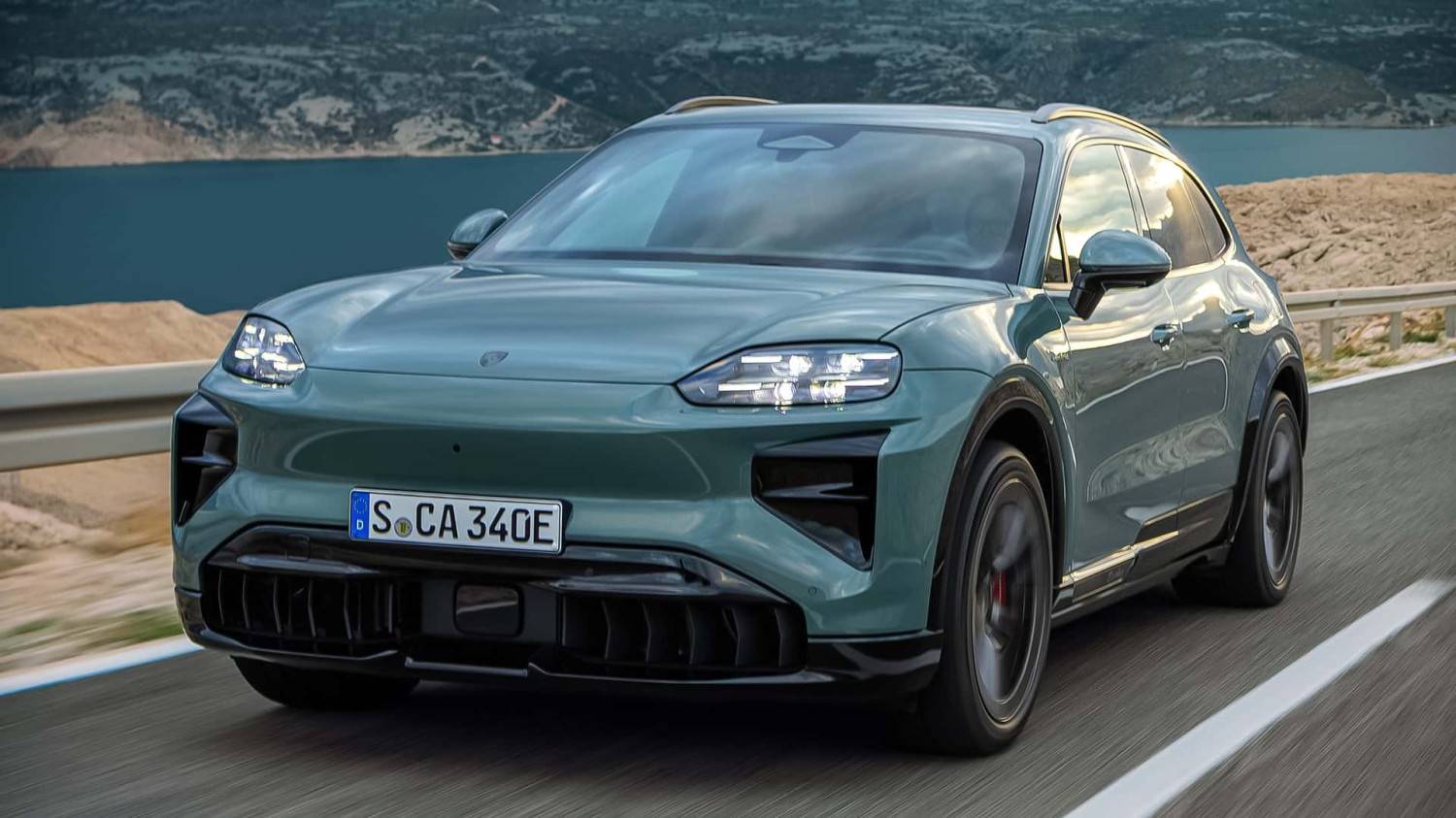 Le Porsche Cayenne Turbo EV bat des supercars au 0 à 100 :