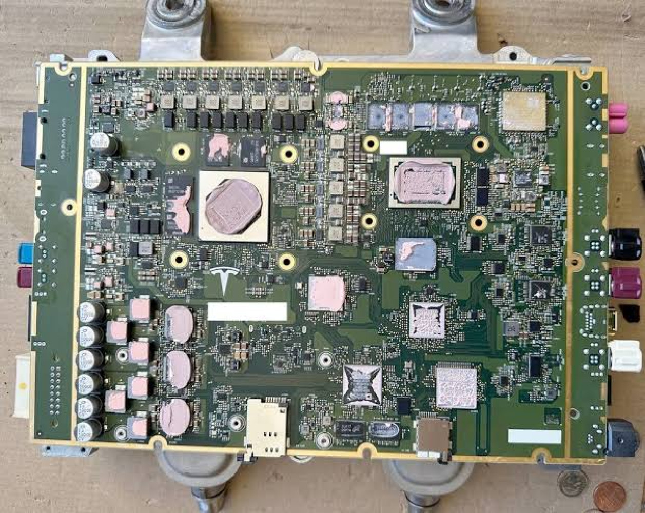 Tesla HW4 : un propriétaire réussit la mise à niveau seul