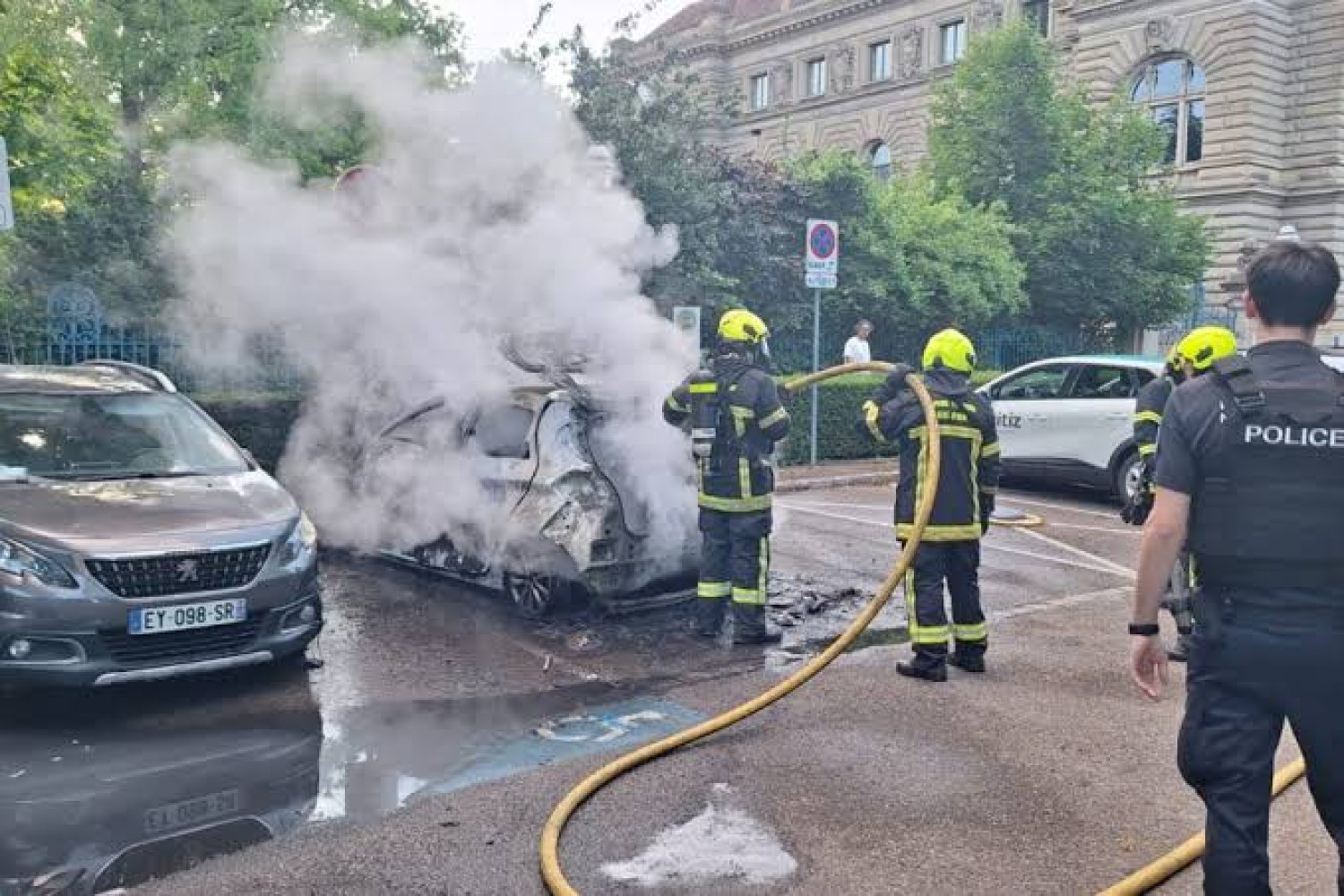 Une Zoé prend feu sur sa borne et détruit une Tesla : faut
