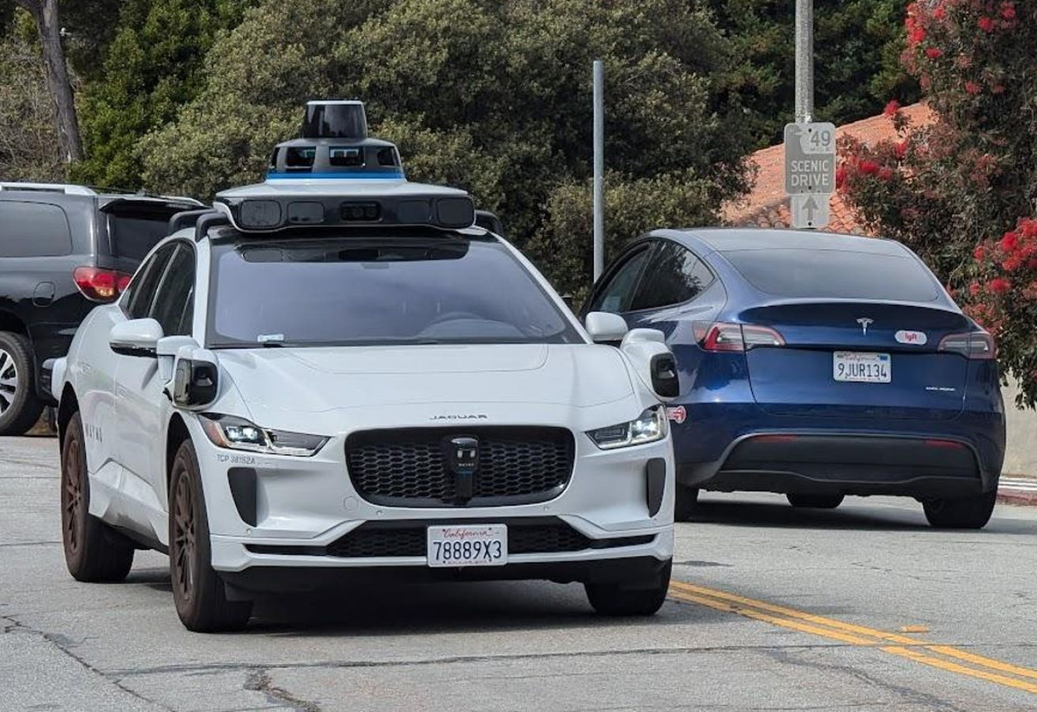 Waymo vs Tesla : pourquoi les caméras seules ne suffisent p