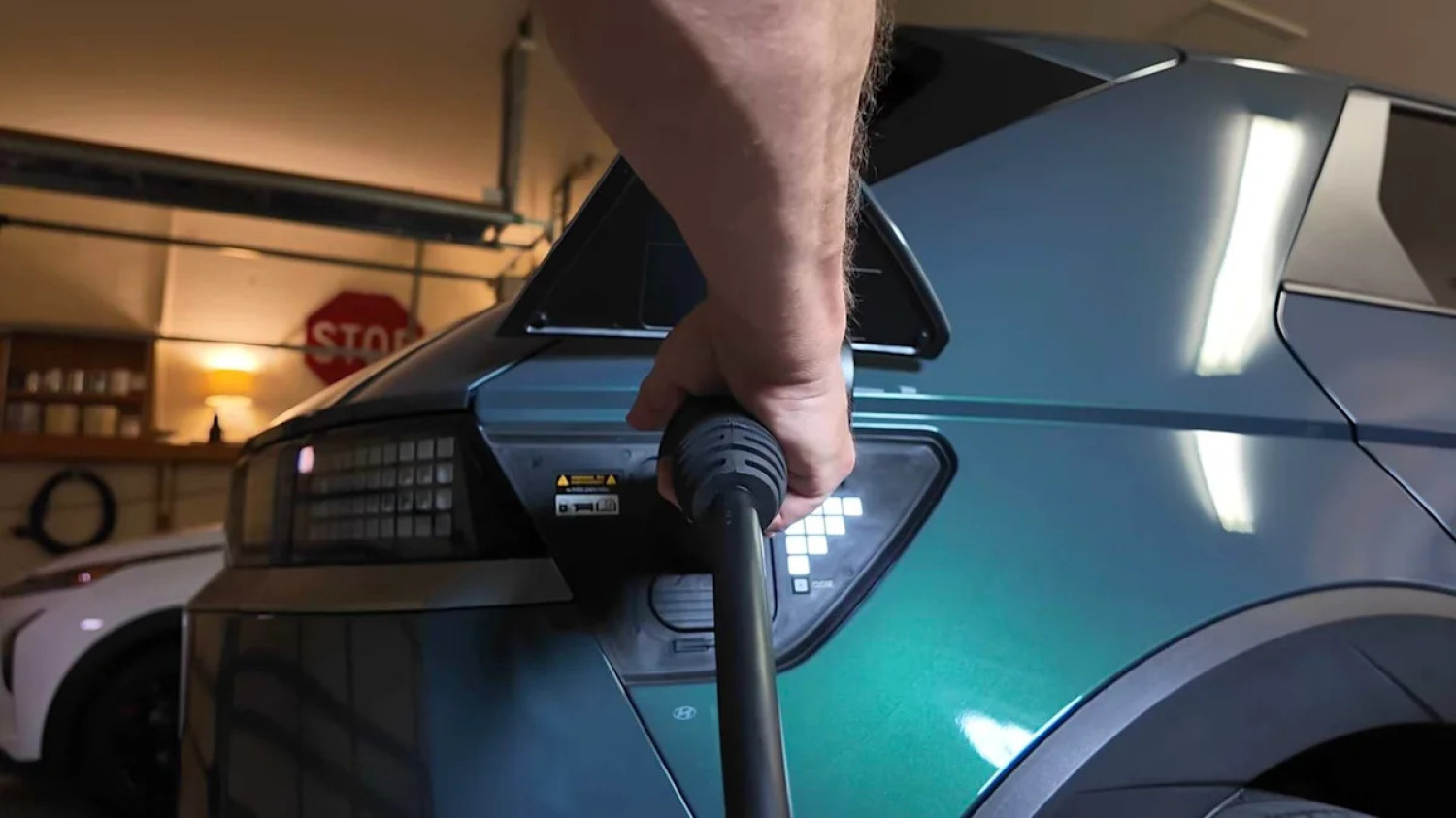 Faut-il débrancher sa voiture électrique la nuit pour prot