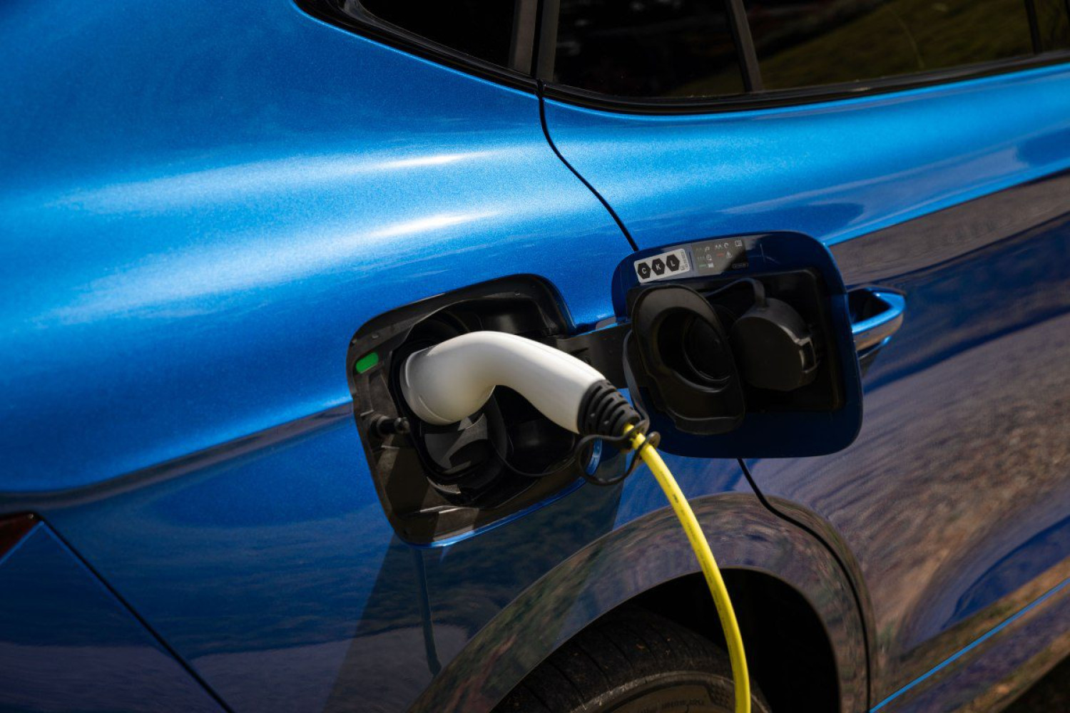 Les hybrides rechargeables polluent 6 fois plus que prévu,