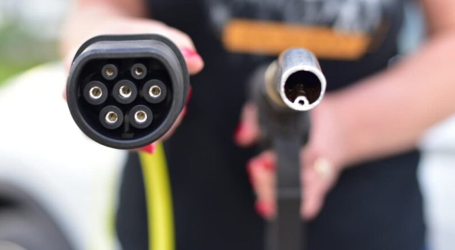 Voiture électrique vs thermique : rouler électrique coûte