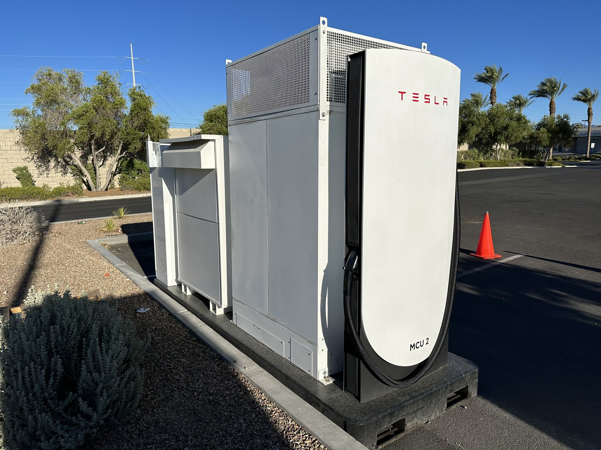 Tesla déploie ses Megachargers en Europe : déjà plus de 100 bornes