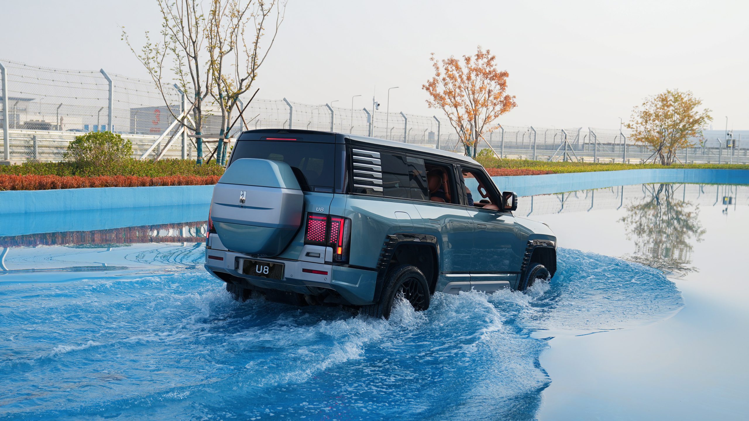 Ce SUV Geely roule sur l'eau grâce à des hélices intégrées : on vous explique tout