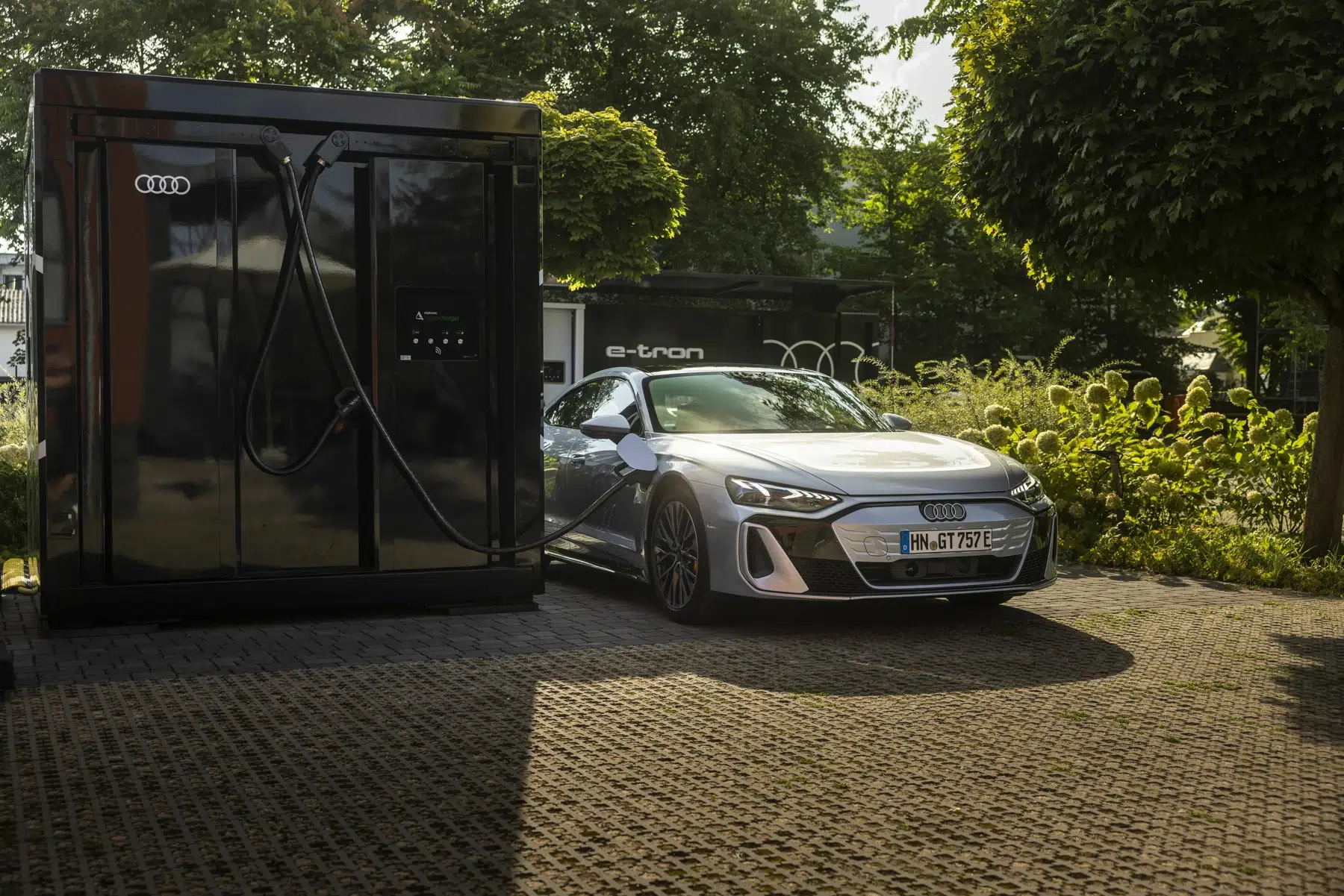 Audi S e-tron GT : vue avant près d’une borne