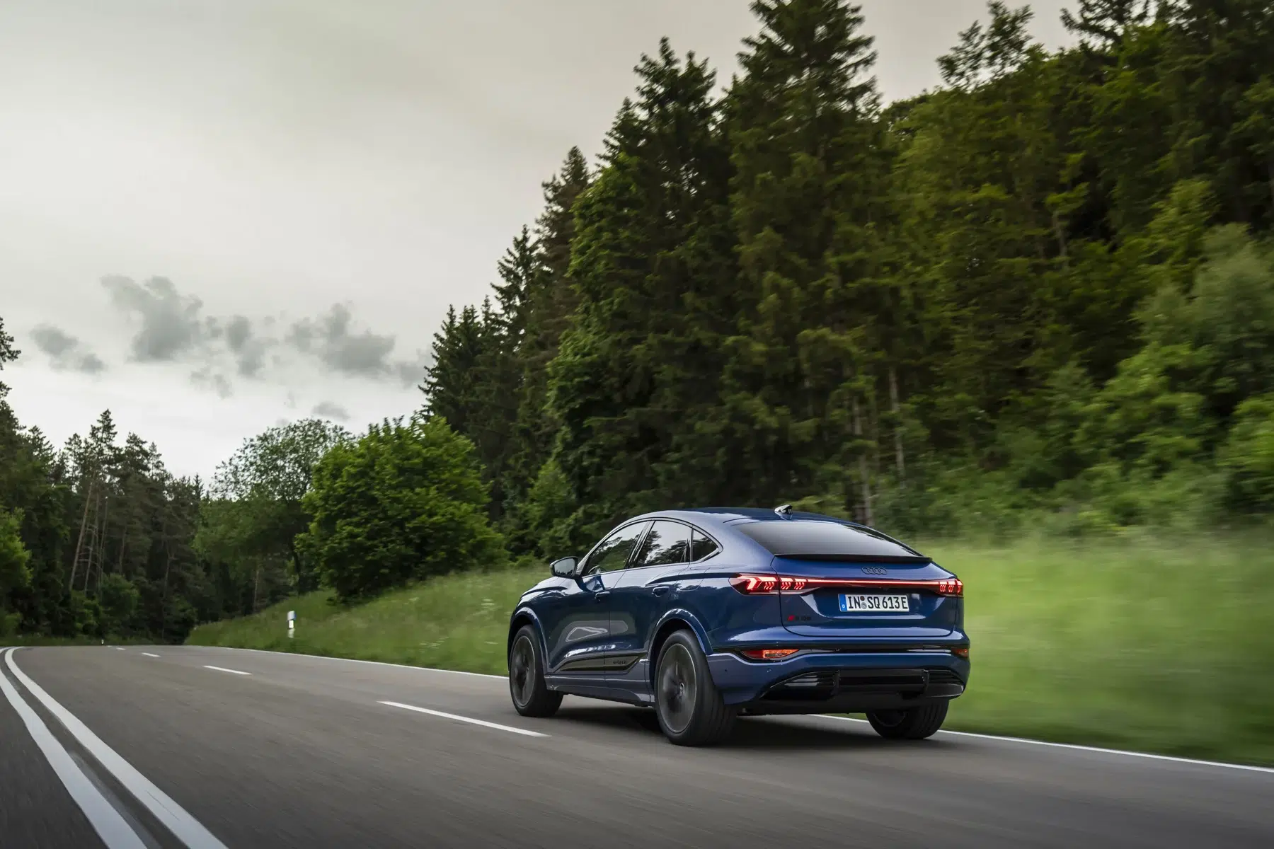 Audi SQ6 Sportback e-tron : vue arrière sur route