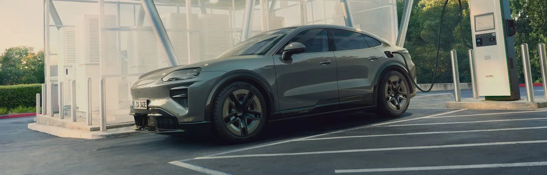 Porsche Cayenne Turbo Coupé Electric, vue de profil en recharge