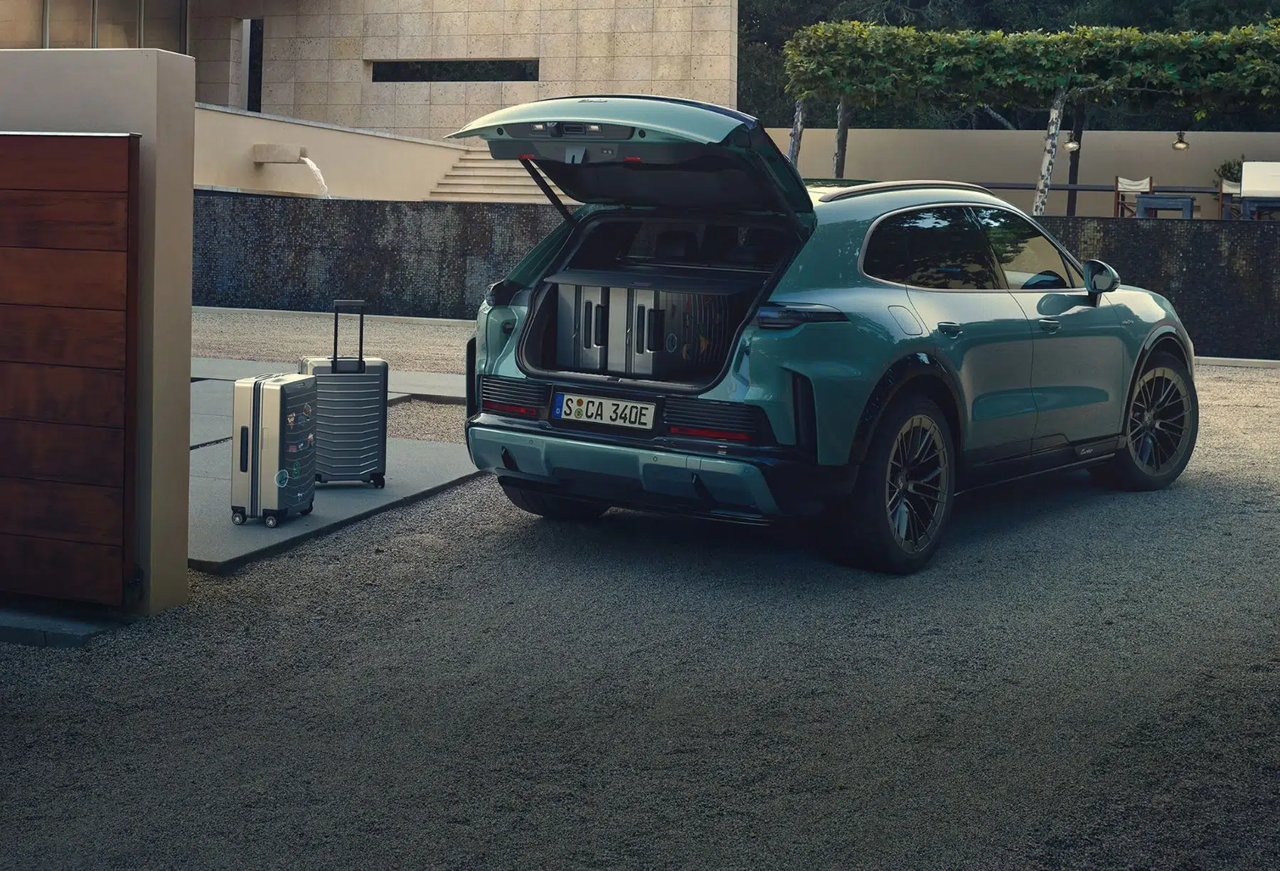 Porsche Cayenne Turbo Electric, hayon ouvert et bagages