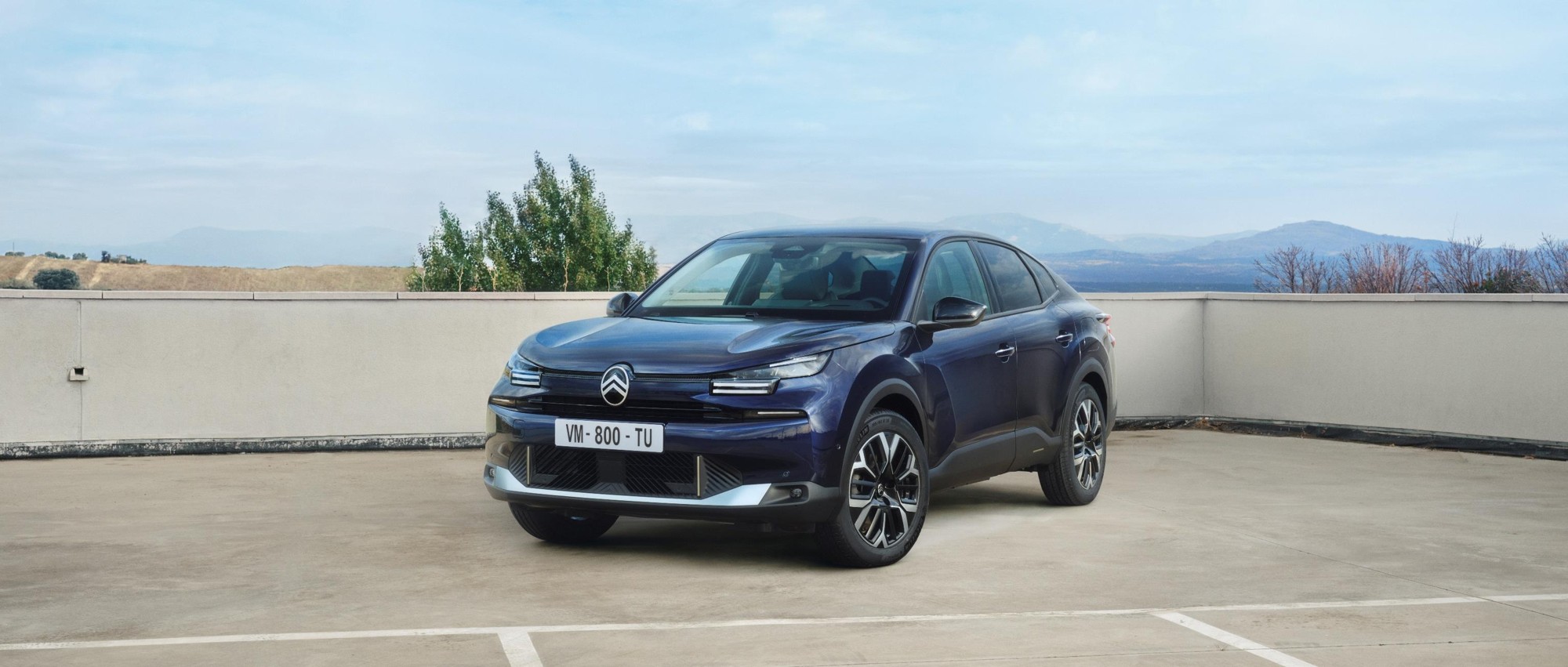 Citroën C4 X bleue vue de trois quarts avant
