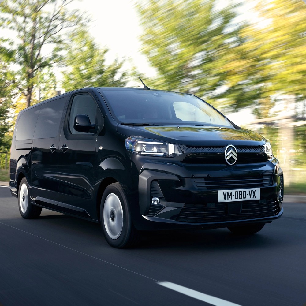 Citroën ë-SpaceTourer noir vu de trois quarts avant sur route