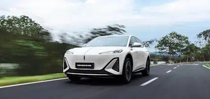 Hongqi EHS5 : vue avant trois quarts en circulation