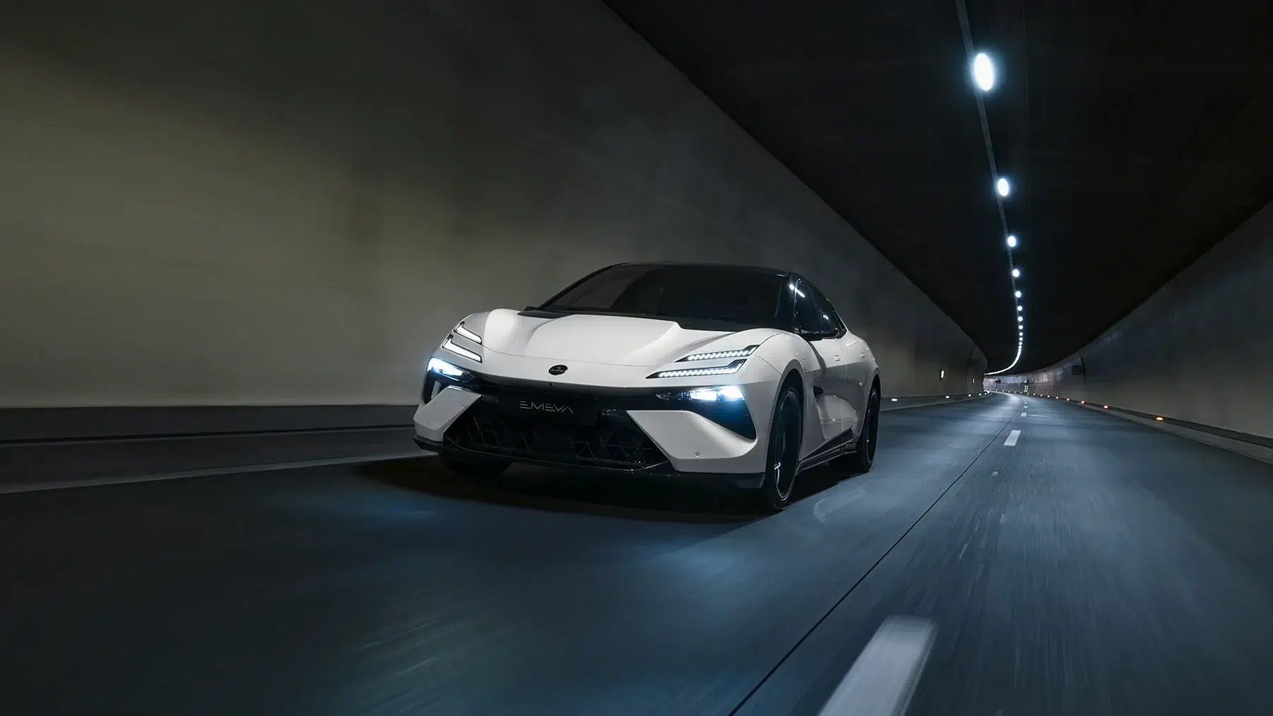 Lotus Emeya : vue avant de trois quarts dans un tunnel