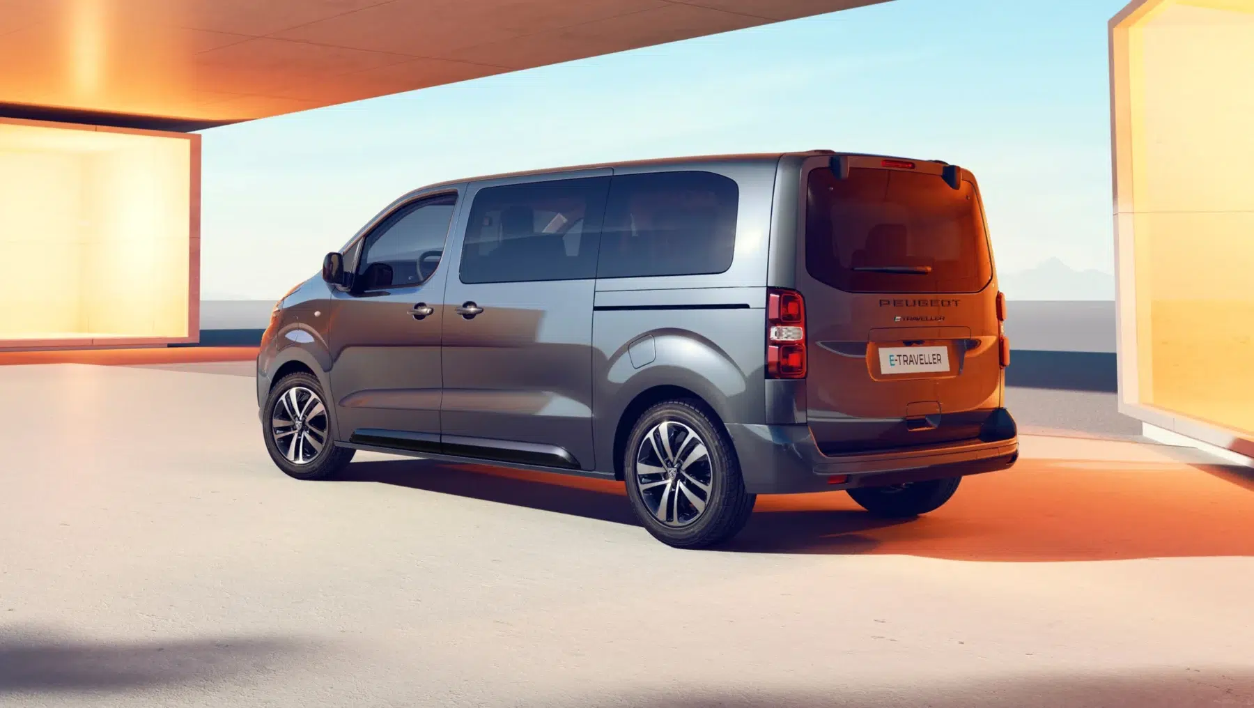 Peugeot E-Traveller, vue arrière trois quarts