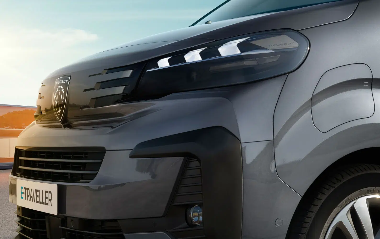 Peugeot E-Traveller, détail des projecteurs et de la calandre