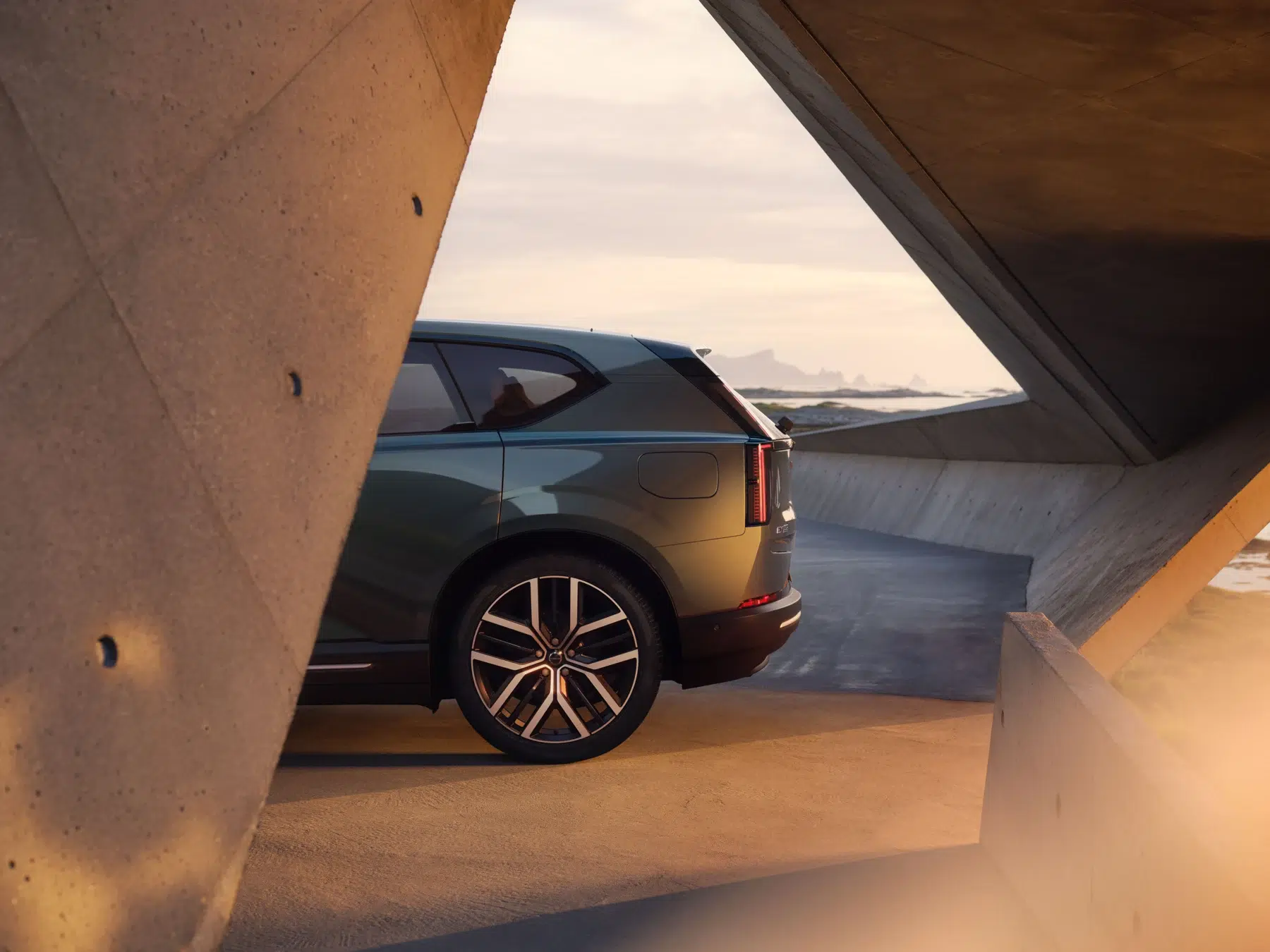Volvo EX60 : détail arrière et profil