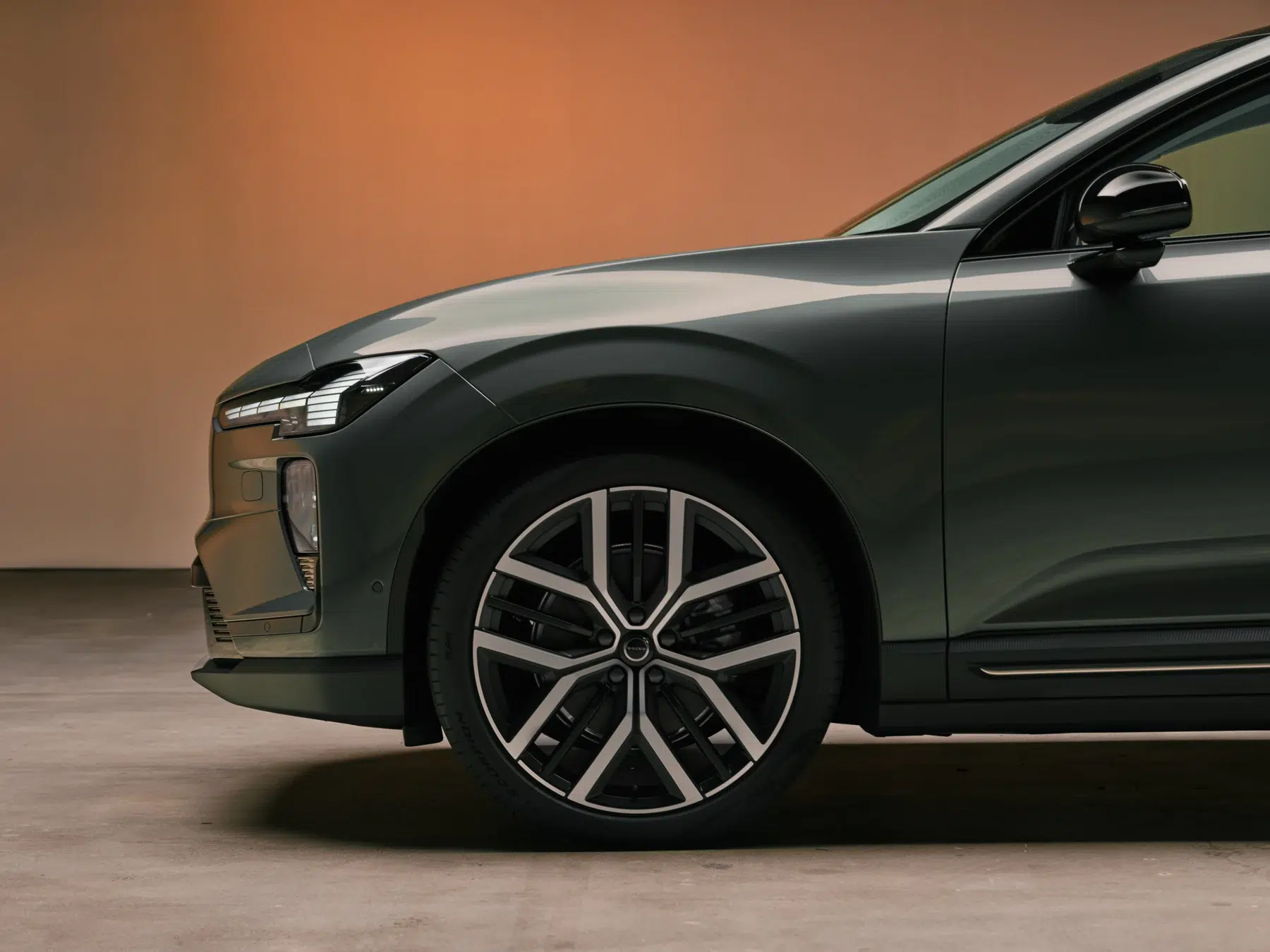 Volvo EX60 : présentation en studio