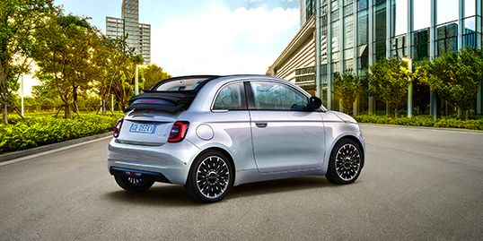 Fiat 500e Cabrio grise vue de trois quarts arrière