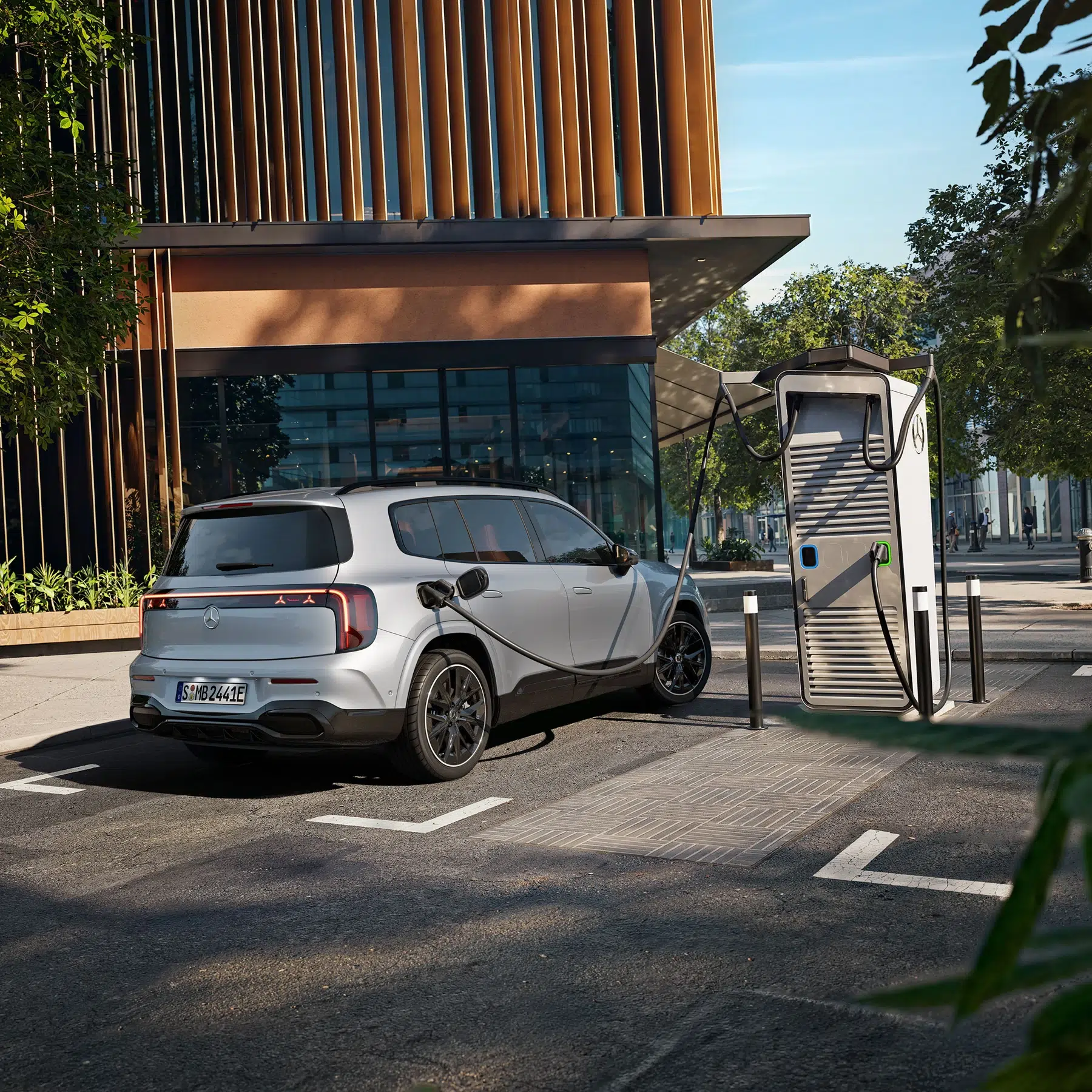 Mercedes GLB électrique : vue arrière sur borne de recharge