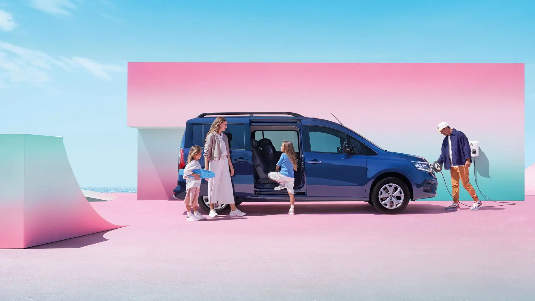 Renault Grand Kangoo E-Tech électrique bleu, vue de profil et portes ouvertes