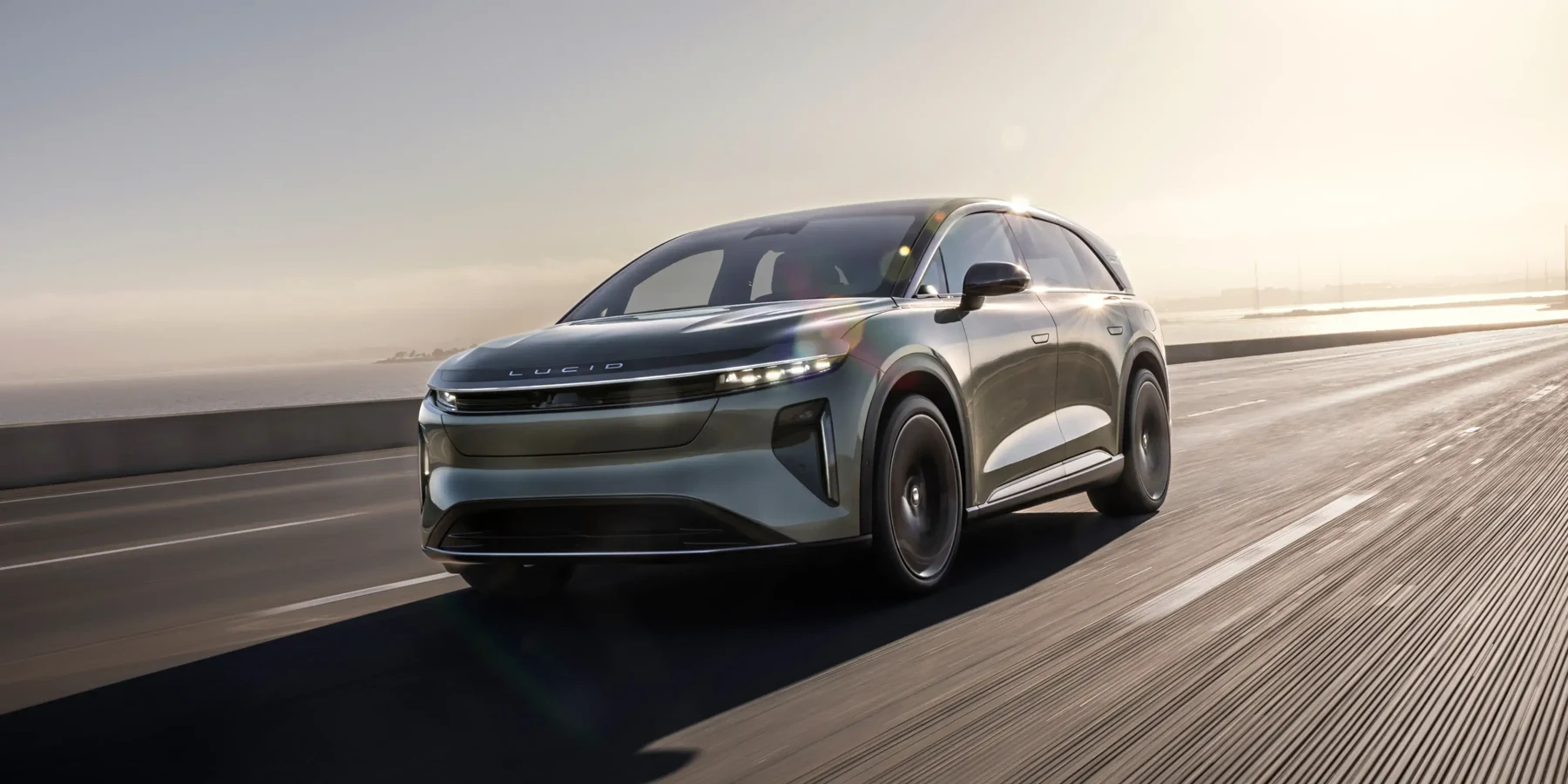 Lucid Gravity : vue avant de trois quarts sur route