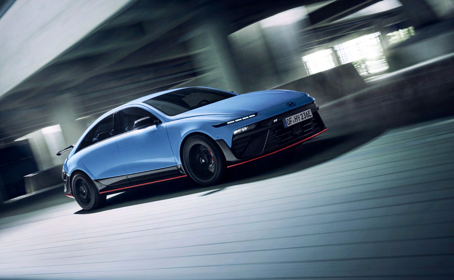 Hyundai IONIQ 6 N bleue vue de trois quarts avant