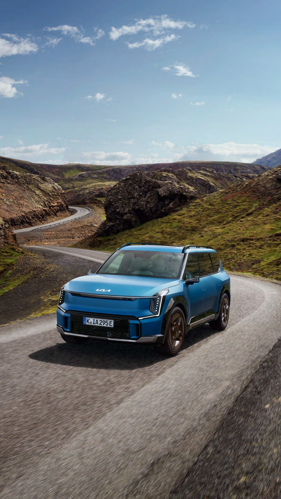Kia EV9 bleu vu de trois quarts avant