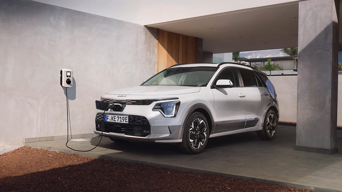 Kia Niro EV blanc branché à une borne