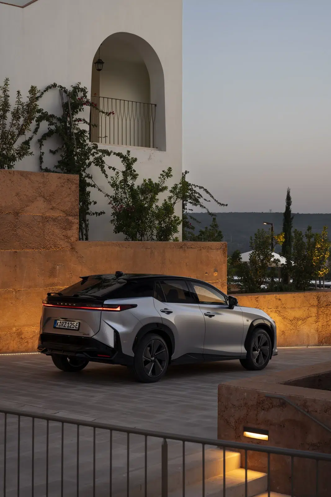 Lexus RZ — RZ 550e F SPORT, vue arrière trois quarts